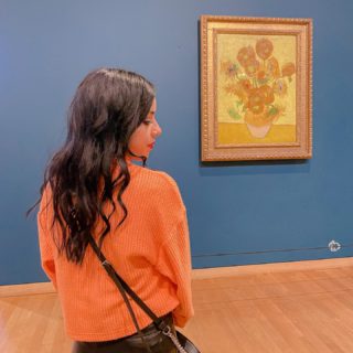 Da sempre una delle cose che mi affascina e mi ispira sono i musei!

Custodiscono tesori inestimabili in grado di emozionarti e farti immedesimare in determinati periodi storici o personaggi.

Dopo aver visto i girasoli 🌻 esposti a Londra non potevo perdermi questi di Amsterdam, ora manca solo “La notte stellata” di New York per completare i dipinti di Van Gogh! 😍

A mio avviso l’arte e la moda vanno di pari passo si intrecciano tra loro creando connubi perfetti 🤩 

In effetti sono diversi i brand che hanno lanciato collezioni ispirati a noti artisti per citarne alcuni @vans con la linea ispirata a Frida Khalo oppure @ysl con la collezione ispirata a Van Gogh e Mondrian insomma dei veri e propri capolavori.

E tu sei un’amante dell’arte e qual è il tuo pittore preferito? 
.
.
.
.
.
.
.
.
.
.
.
.
.
.
.
.
.
.
.
.
#vangogh #vangoghmuseum #amsterdam #travelblogger #girasolidivangogh #dipinti #petitestyle #lookdelgiorno #petitegirl #petitewoman #petitefashion #petitefashionblogger #modapetite #lamodasottoilmetroesessanta #petiteoutfit #petitetips #outfitideas #copiaillook #fashionblogger #italianfashion #blogger #bloggeritalia #traveladdict #fashionaddict #modaitaliana #aroundtheworld